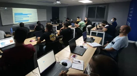 Alunos em aula na Digital College